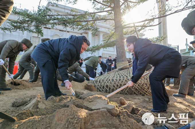 [서울=뉴스핌] 이영종 통일전문기자 = 북한 국무위원장 김정은이 5일 우크라이나전에 투입됐다 전사한 군인들을 추모하기 위한 시설인 '해외 군사작전 전투위훈기념관'을 방문했다. 사진은 김정은과 딸 주애가 기념식수를 하는 모습. [사진=노동신문] 2026.01.06 yjlee@newspim.com