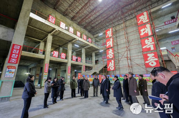 [서울=뉴스핌] 이영종 통일전문기자 = 북한 국무위원장 김정은이 5일 우크라이나전에 투입됐다 전사한 군인들을 추모하기 위한 시설인 '해외 군사작전 전투위훈기념관'건설 현장을 방문했다.2026.01.06 yjlee@newspim.com