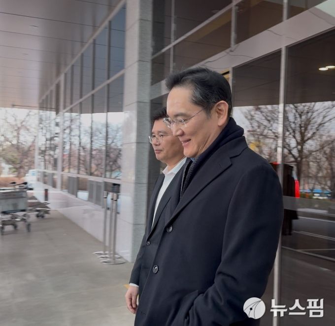 [서울=뉴스핌] 김정인 기자 = 방중 경제사절단 일정을 마친 이재용 삼성전자 회장이 6일 오후 서울 강서구 서울김포비즈니스항공센터(SGBAC)를 통해 귀국하고 있다. 2026.01.06 kji01@newspim.com