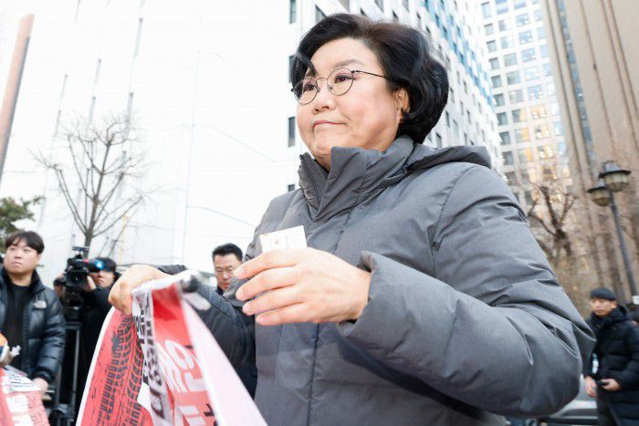 [서울=뉴스핌] 류기찬 기자 = 갑질과 폭언 등 직장 내 괴롭힘 의혹을 받고 있는 이혜훈 기획예산처 장관 후보자가 5일 오전 서울 중구 예금보험공사에 마련된 인사청문회 준비 사무실로 출근하고 있다. 2026.01.05 ryuchan0925@newspim.com