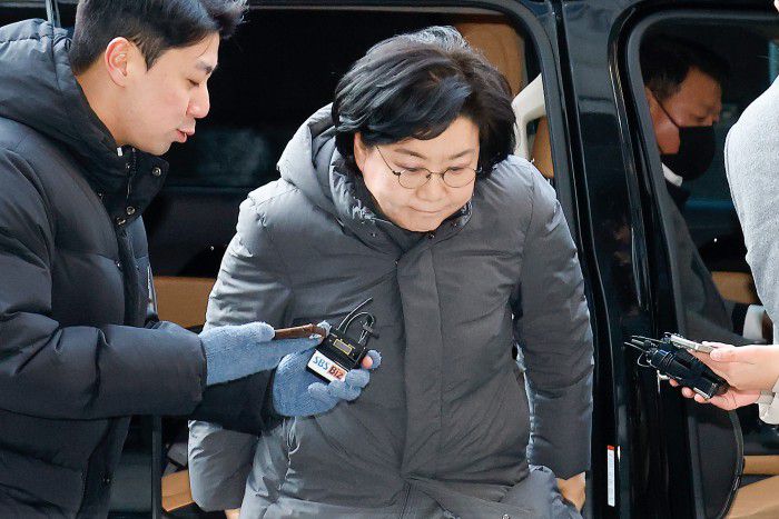 [서울=뉴스핌] 류기찬 기자 = 재산 175억을 신고한 이혜훈 기획예산처 장관 후보자가 6일 오전 서울 중구 예금보험공사에 마련된 인사청문회 준비 사무실로 출근하며 취재진을 향해 인사를 하고 있다. 2026.01.06 ryuchan0925@newspim.com