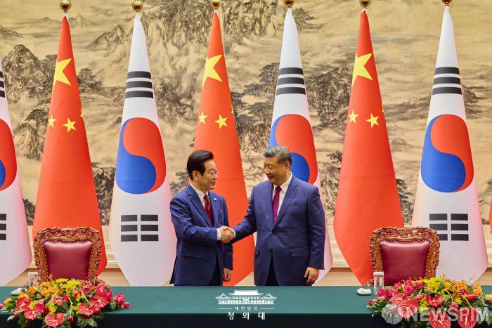 [서울=뉴스핌] 이재명 대통령과 시진핑 국가주석이 5일 중국 베이징 인민대회당에서 열린 한중 MOU 체결식에서 악수를 하고 있다. [사진=청와대] 2026.01.06 photo@newspim.com