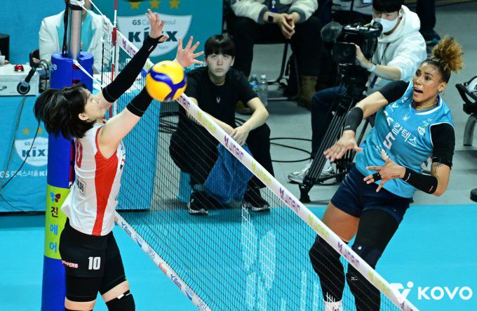 [서울=뉴스핌] 박상욱 기자 = GS칼텍스 실바가 6일 V리그 여자부 페퍼저축은행전에서 오픈 강타를 때리고 있다. [사진=KOVO] 2026.01.06 psoq1337@newspim.com