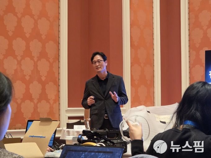 [라스베이거스=뉴스핌] 김아영 기자 = 이민철 삼성전자 갤럭시 에코 비즈 팀장 부사장이 4일(현지시간) 성능·배터리 등 기본기를 다시 다듬은 '갤럭시 북6 시리즈'에 대해 설명하고 있다. 2026.01.05 aykim@newspim.com