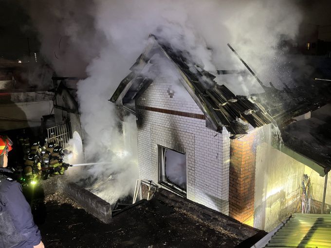 7일 오전 1시 22분쯤 대전 중구 유천동 한 단독주택에서 불이 난 가운데 소방대원들이 화재를 진압중인 모습. [사진=대전소방본부] 2026.01.07 jongwon3454@newspim.com
