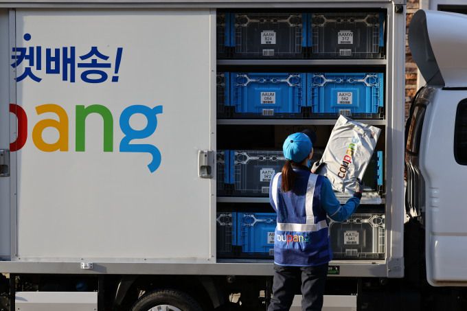 쿠팡이 올해 역대 최대 분기 매출을 경신했다. 사진은 쿠팡의 배송차량 '쿠팡카' [사진=쿠팡]
