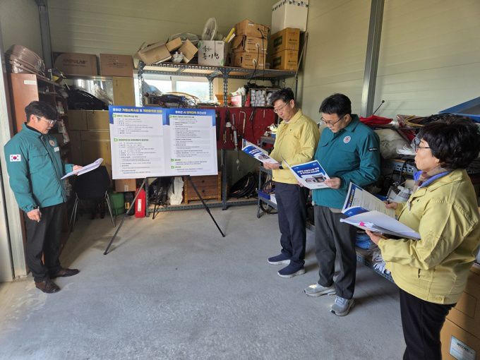 경북도가 7일 봉화군 산란계 밀집단지와 거점소독시설을 방문해 축산차량 소독상태 등을 확인하고 있다.[사진=경북도]2026.01.07 nulcheon@newspim.com