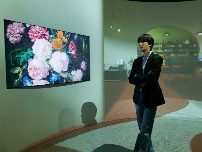 배우 안효섭이 CES 2026 삼성전자 '더 퍼스트룩' 단독 전시관에서 AI TV 신제품을 체험하고 있다. [사진=삼성전자]