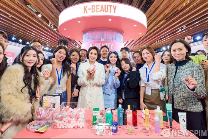 [서울=뉴스핌] 김혜경 여사가 지난 7일 상하이 푸싱예술센터에서 열린 '상하이 K-뷰티 글로우 위크' 행사장에서 기념촬영을 하고 있다. [사진=청와대] 2026.01.08 photo@newspim.com