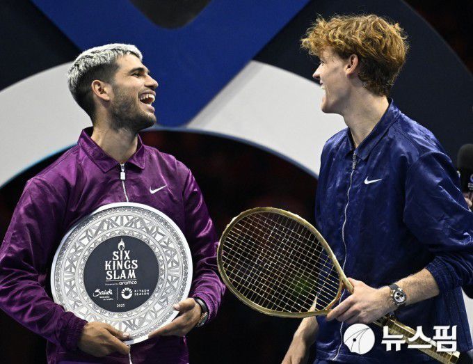 [리야드 로이터=뉴스핌] 박상욱 기자= 알카라스(왼쪽)와 신네르가 지난해 10월 18일(현지시간) 열린 식스 킹스 슬램 시상식에서 이야기를 주고받다 웃음을 터뜨리고 있다. 2025.10.18 psoq1337@newspim.com