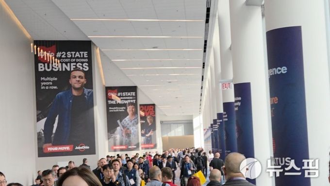 [라스베이거스=뉴스핌] 김아영 기자 = 세계 최대 가전·IT 전시회 'CES 2026'이 개막한 6일(현지시간) 미국 라스베이거스 LVCC 복도를 관람객들이 이동하고 있다. 2026.01.07 aykim@newspim.com