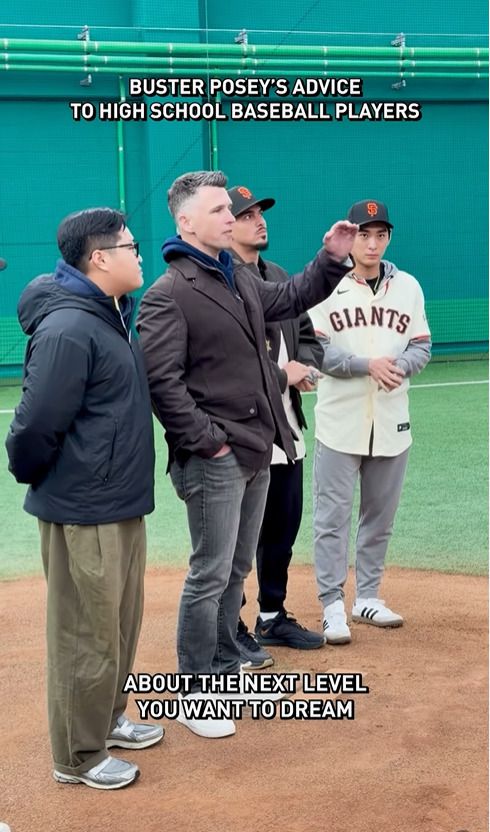 [서울=뉴스핌] 장환수 스포츠전문기자= 샌프란시스코 버스터 포지 사장(왼쪽에서 두 번째)이 7일 이천 LG챔피언스파크 실내연습장에서 열린 유망주 클리닉에서 고교 선수들에게 "꿈을 간직하고 키워 나가라"며 조언을 하고 있다. [사진=샌프란시스코 SNS 동영상 캡처] 2026.01.07 zangpabo@newspim.com