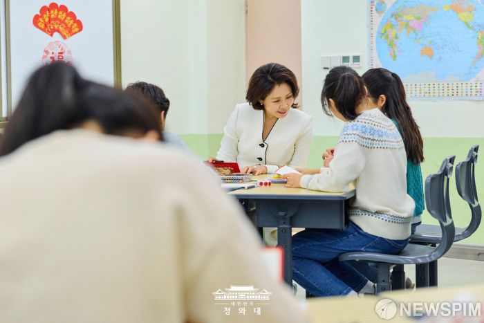 [서울=뉴스핌] 김혜경 여사가 지난 6일 중국 베이징에 위치한 북경한국국제학교를 찾아 학생들과 대화를 나누고 있다. [사진=청와대] 2026.01.07 photo@newspim.com