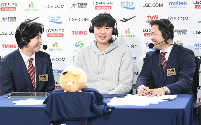 [창원=뉴스핌]이웅희 기자=이현중(가운데)이 7일 LG와 삼성전 하프타임 때 중계방송진과 인터뷰를 하고 있다. [사진=KBL] 2026.01.07 iaspire@newspim.com