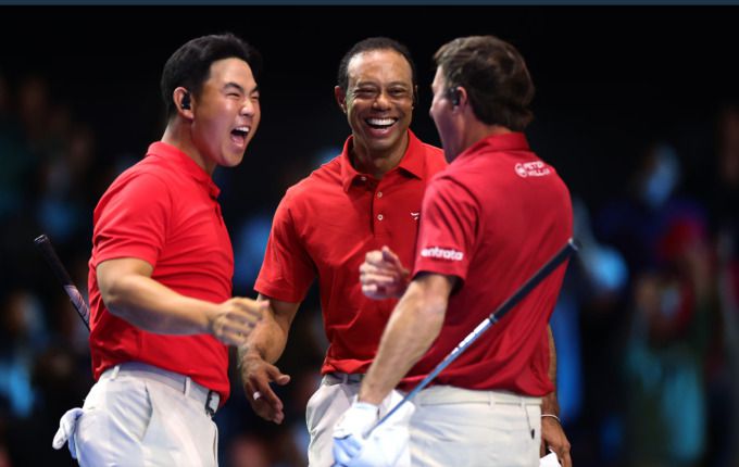 지난해 1월 소파이센터에서 열린 스크린골프리그 TGL 넷째 주 경기에서 연장 승리 후 기뻐하는 김주형, 타이거 우즈, 케빈 키스너(왼쪽부터). [사진=TGL]