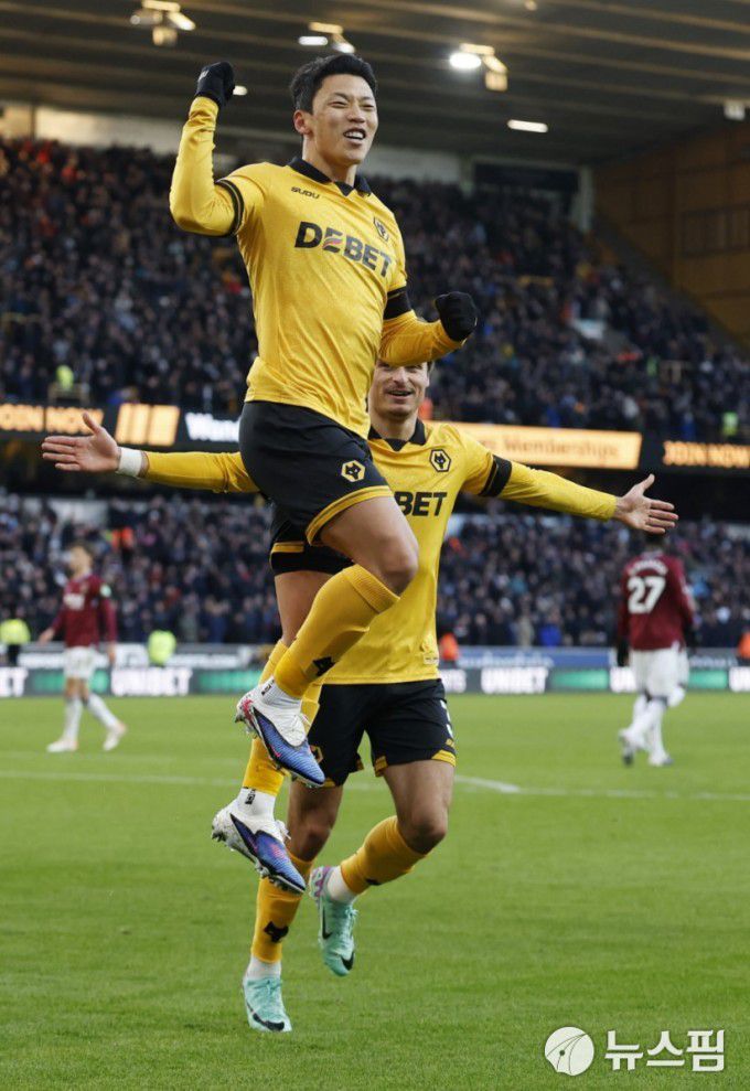 [울버햄프턴 로이터=뉴스핌] 박상욱 기자=황희찬이 4일(한국시간) EPL 20라운드 웨스트햄과의 홈 경기에서 페널티킥을 넣고 골 셀레브레이션을 하고 있다. 2026.1.4 psoq1337@newspim.com
