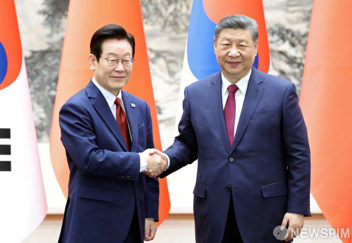 이재명 대통령과 시진핑 중국 국가주석이 5일 중국 베이징 인민대회당에서 악수를 하고 있다. [사진=로이터 뉴스핌]