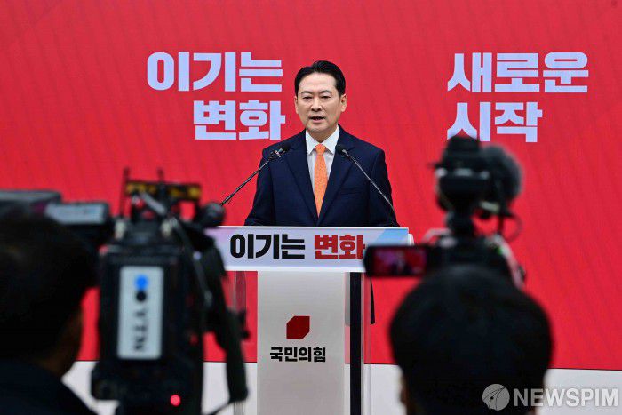 [서울=뉴스핌] 윤창빈 기자 = 장동혁 국민의힘 대표가 7일 서울 여의도 국민의힘 중앙당사에서 '이기는 변화' 기자회견을 열고 당 쇄신안을 발표하고 있다. 2026.01.07 pangbin@newspim.com