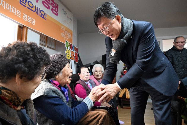 이민근 안산시장이 6일 '2026 희망을 나누는 첫인사, 동행'에서 성포동 주공10단지아파트 경로당을 방문해 어르신들과 인사를 나누고 있다. [사진=안산시]