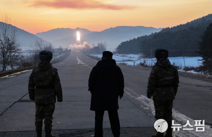 [서울=뉴스핌] 이영종 통일전문기자 = 북한 국무위원장 김정은(가운데)이 4일 오전 평양 역포구역에서 극초음속 미사일 시험발사를 지켜보고 있다. 미사일은 1000km를 비행해 동해상 목표를 타격한 것으로 관영 조선중앙통신이 5일 전했다. [사진=노동신문] 2026.01.05 yjlee@newspim.com