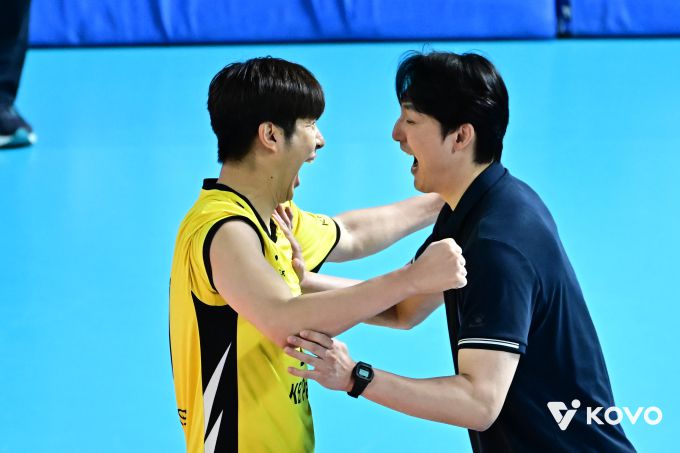 [서울=뉴스핌] 하현용 감독대행이 박찬하(왼쪽)와 포옹하고 있다. [사진 = KOVO] 2026.01.07 wcn05002@newspim.com