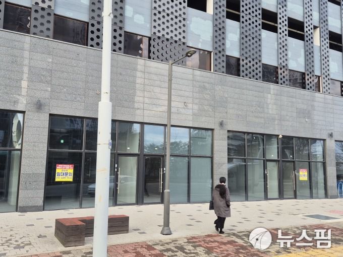 [서울=뉴스핌] 정영희 기자 = 반달섬 내 상업시설 1층 상가에 '임대 문의'가 줄지어 붙어 있다. 2026.01.06 chulsoofriend@newspim.com