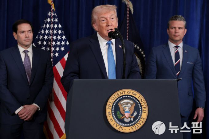 도널드 트럼프 미국 대통령이 2026년 1월 3일(현지시간) 플로리다주 팜비치의 마라라고 클럽에서 열린 기자회견에서 발언하고 있다. 이날 기자회견에는 베네수엘라 공습과 니콜라스 마두로 대통령 및 부인 실리아 플로레스 체포 이후 트럼프 대통령이 발표하는 자리에 마르코 루비오 국무장관과 피트 헤그셋 국방장관이 배석했다. [사진=로이터 뉴스핌]