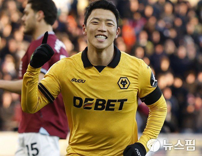 [울버햄프턴 로이터=뉴스핌] 박상욱 기자=황희찬이 4일(한국시간) EPL 20라운드 웨스트햄과의 홈 경기에서 페널티킥을 넣고 골 셀레브레이션을 하고 있다. 2026.1.4 psoq1337@newspim.com