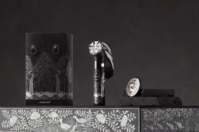 에이피알이 2025 APEC 정상회의에 협찬한 '부스터 프로 일월오봉도 에디션'. [사진=에이피알]