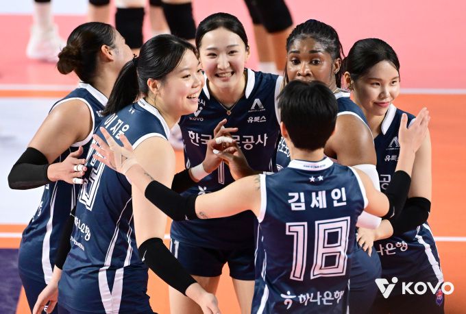 [서울=뉴스핌] 도로공사 선수들이 7일 열린 현대건설과의 경기에서 득점에 성공한 후 독려하고 있다. [사진 = KOVO] 2026.01.07 wcn05002@newspim.com