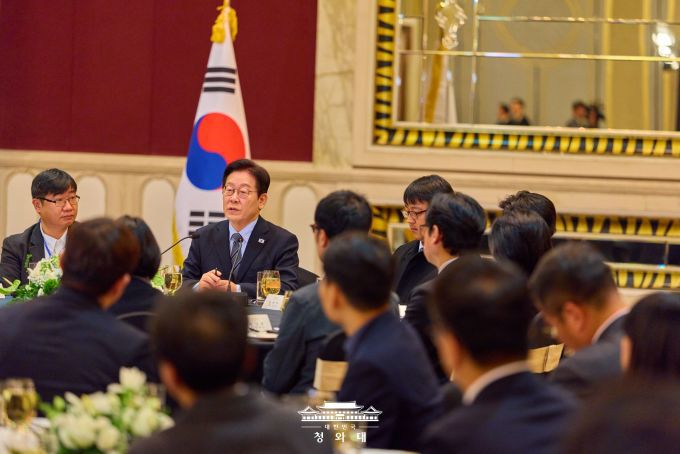 중국을 국빈 방문 중인 이재명 대통령이 7일 상하이 프레스센터에서 기자간담회를 하고 있다. [사진=청와대]