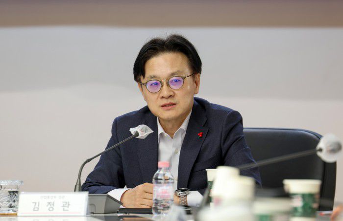 [서울=뉴스핌] 김정관 산업통상부 장관이 18일 서울 영등포구 중소기업중앙회를 방문해 김기문 중소기업중앙회 회장과 면담하고 있다. [사진=산업통상부] 2025.12.18 photo@newspim.com