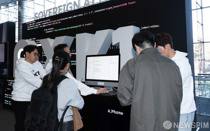 [서울=뉴스핌] 최지환 기자 = 30일 오후 서울 강남구 코엑스에서 열린 '독자 AI 파운데이션 모델' 프로젝트 1차 발표회 부스에서 SK텔레콤 관계자가 시연을 하고 있다. 2025.12.30 choipix16@newspim.com