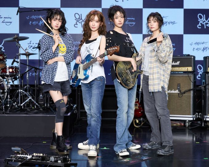 [서울=뉴스핌] 최문선 인턴기자 = 밴드 QWER이 미디어 쇼케이스를 열고 포토타임을 갖고 있다. 왼쪽부터 쵸단, 마젠타, 히나, 시연 [사진=콘텐츠엑스] 2025.06.09 moonddo00@newspim.com