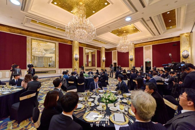 중국을 국빈 방문 중인 이재명 대통령이 7일 상하이 프레스센터에서 기자간담회를 하고 있다. [사진=청와대]