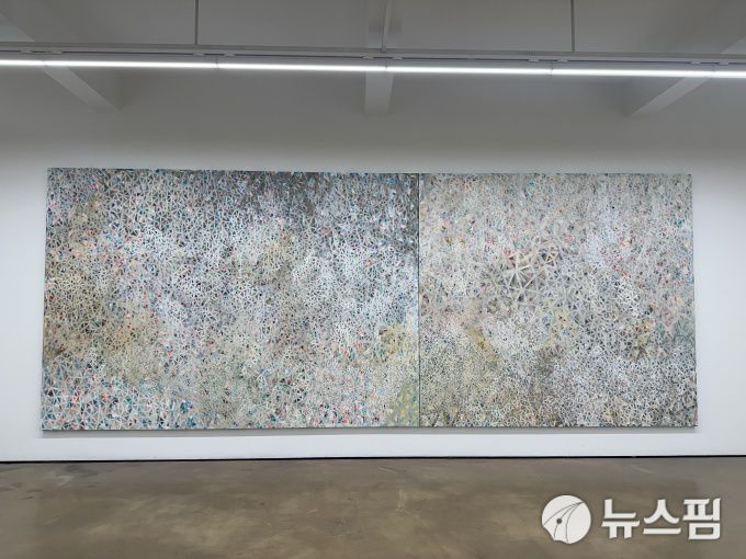 [서울=뉴스핌] 이지은 기자 = 성희승 작가의 개인전 '이터널 비커밍(Eternal Becoming)' 전시 전경. 2026.01.07 alice09@newspim.com