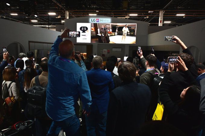 6일(현지 시간) 미국 라스베이거스에서 열리고 있는 세계 최대 가전∙IT 전시회 'CES 2026'에서 관람객들이 LG전자의 홈 로봇 'LG 클로이드'와 로봇의 관절 역할을 하는 액추에이터 브랜드 'LG 액추에이터 악시움'을 경험하고 있다. [사진=LG전자]