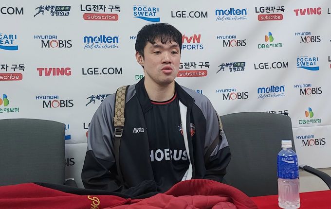 [울산=뉴스핌]이웅희 기자=현대모비스 이승현이 6일 KCC전 승리 후 수훈선수로 인터뷰하고 있다. [사진=이웅희 기자]2026.01.07 iaspire@newspim.com