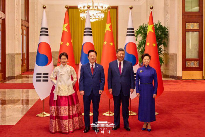 [서울=뉴스핌] 이재명 대통령이 지난 5일 중국 베이징 인민대회당에서 시진핑(習近平) 중국 국가주석과 정상회담을 진행했다. 정상회담에 앞서 열린 환영 행사에서 이재명 대통령과 시진핑 주석이 기념촬영을 하고 있다. [사진=청와대] 2026.01.06 photo@newspim.com