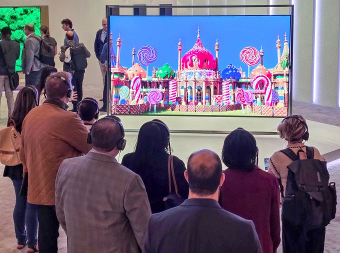 관람객이 미국 라스베이거스에서 열리는 세계 최대 전자 전시회 'CES 2026'에 마련된 윈호텔 삼성전자 단독 전시관에서 '130형 마이크로 RGB TV'를 구경하고 있다. [사진=삼성전자]