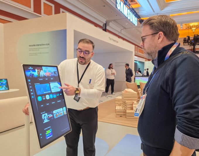 관람객이 미국 라스베이거스에서 열리는 세계 최대 전자 전시회 'CES 2026'에 마련된 윈호텔 삼성전자 단독 전시관에서 '더 무빙스타일' 무선 이동형 스크린을 체험하고 있다.