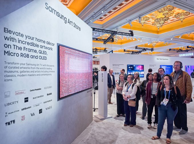 관람객이 미국 라스베이거스에서 열리는 세계 최대 전자 전시회 'CES 2026'에 마련된 윈호텔 삼성전자 단독 전시관에서 '아트 TV'를 구경하고 있다. [사진=삼성전자]
