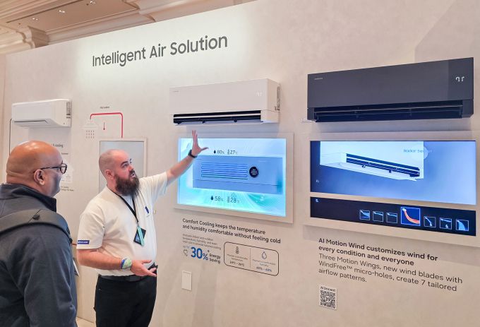 관람객이 미국 라스베이거스에서 열리는 세계 최대 전자 전시회 'CES 2026'에 마련된 윈호텔 삼성전자 단독 전시관에서 'AI 무풍콤보 프로(PRO) 벽걸이' 에어컨을 체험하고 있다. [사진=삼성전자]