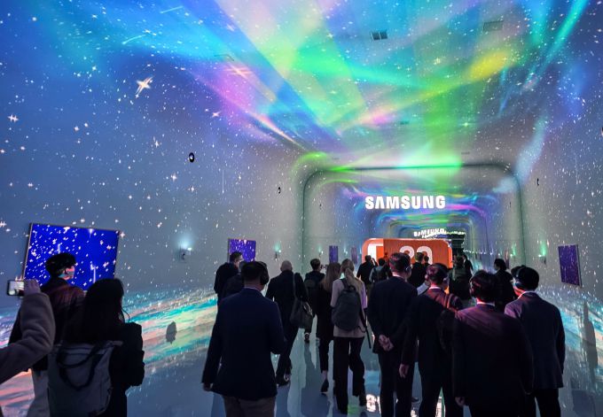 관람객이 미국 라스베이거스에서 열리는 세계 최대 전자 전시회 'CES 2026'에 마련된 윈호텔 삼성전자 단독 전시관에서 대형 터널 형태의 'AI 갤러리'를 구경하고 있다. [사진=삼성전자]