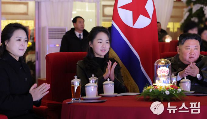 [서울=뉴스핌] 이영종 통일전문기자 = 북한 국무위원장 김정은이 지난 1일 평양 능라도 5월1일경기장에서 열린 신년 경축행사에서 부인 리설주, 딸 주애와 함께 공연을 보며 박수를 치고 있다. 주애가 치열교정 장치를 착용하고 있는 모습이 드러난다. [사진=조선의오늘] 2026.01.05 yjlee@newspim.com