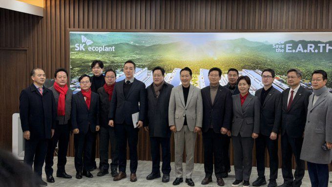 장동혁 국민의힘 대표가 9일 경기 용인시 처인구 원삼면 용인 반도체클러스터 일반산단 홍보관에서 열린 현장 간담회에서 참석자들과 함께 기념촬영을 하고 있다. [사진 = 국민의힘]