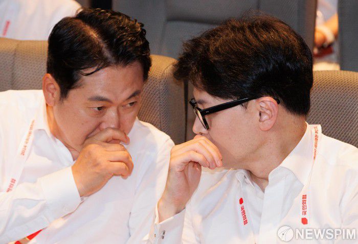 [인천=뉴스핌] 윤창빈 기자 = 한동훈 전 국민의힘 대표(우)와 장동혁 국민의힘 대표 2024.08.29 pangbin@newspim.com