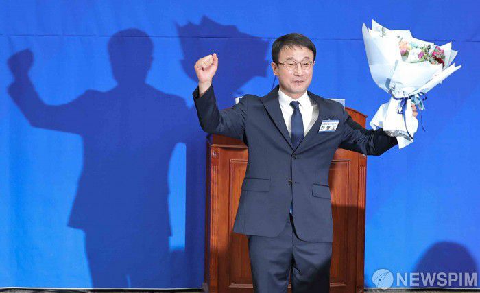 [서울=뉴스핌] 윤창빈 기자 = 더불어민주당 신임 원내대표에 선출된 한병도 의원이 11일 서울 여의도 국회에서 열린 제22대 국회 더불어민주당 제2기 원내대표 선출 의원총회에서 후보들과 꽃다발을 들고 기념촬영을 하고 있다. 2026.01.11 pangbin@newspim.com