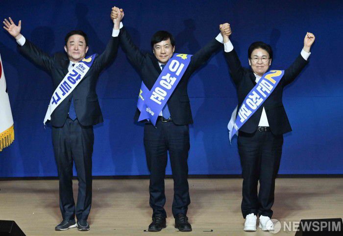 [서울=뉴스핌] 윤창빈 기자 = 더불어민주당 최고위원에 선출된 강득구(왼쪽부터), 이성윤, 문정복 의원이 11일 서울 여의도 국회 의원회관에서 열린 최고위원 보궐선거 후보자 합동연설회에서 당선 세레모니를 하고 있다. 2026.01.11 pangbin@newspim.com