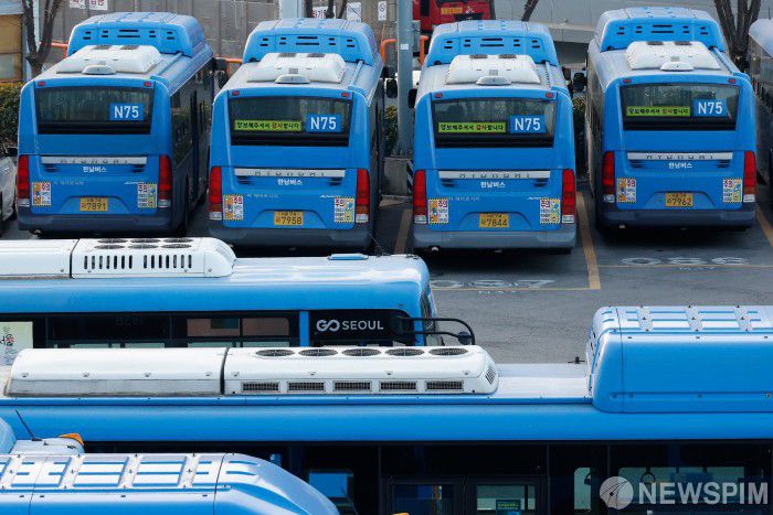 [서울=뉴스핌] 류기찬 기자 = 대법원의 통상임금 판결에 따른 임금 인상안을 두고 서울시버스운송사업조합(사측)과 대립해온 서울시버스노동조합(노조)이 파업 예고일을 하루 앞두고 막판 협상을 진행한다. 사측은 실무자급 협상에서 10%대 임금 인상률을 제안했고, 노조는 최소 12.85% 인상을 요구하고 있다. 사진은 12일 오전 서울 은평구 진관공영차고지에 버스가 주차되어 있다. 2026.01.12 ryuchan0925@newspim.com